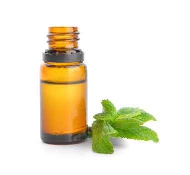 Beyaz arka planda bir şişe nane yağı