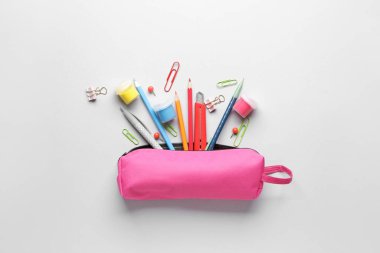 Hafif arkaplanda kalem kutusu ve kırtasiye malzemesi