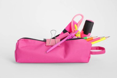 Beyaz arkaplanda kırtasiye malzemesi olan kalem kutusu