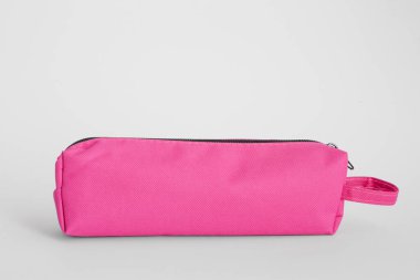 Beyaz arkaplanda kalem kutusu