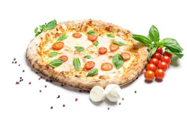 Lezzetli pizza Margherita beyaz arka plan üzerinde