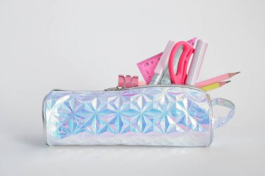 Beyaz arkaplanda kırtasiye malzemesi olan kalem kutusu