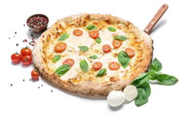 Lezzetli pizza Margherita beyaz arka plan üzerinde