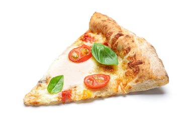 Beyaz arka planda bir dilim lezzetli pizza Margherita