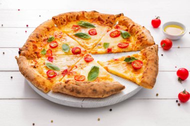 Lezzetli pizza Margherita masada.