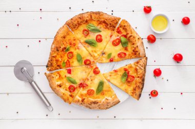 Lezzetli pizza Margherita masada.