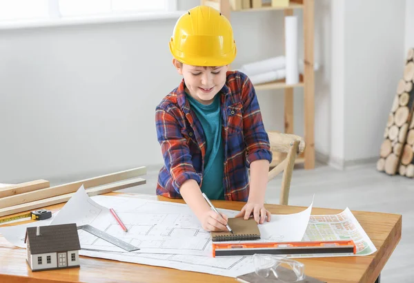 Cute Little Builder Drawings Room — Stockfoto