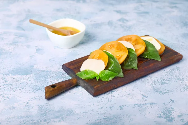 Queijo Mussarela Com Tomate Manjericão Óleo Sobre Fundo Cor — Fotografia de Stock