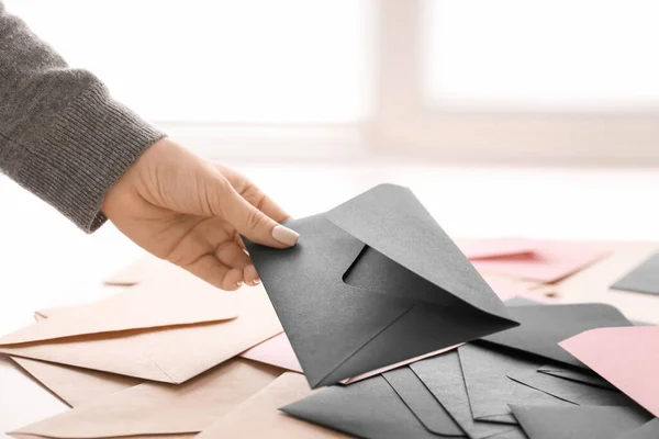 Mulher Com Monte Envelopes Mesa — Fotografia de Stock