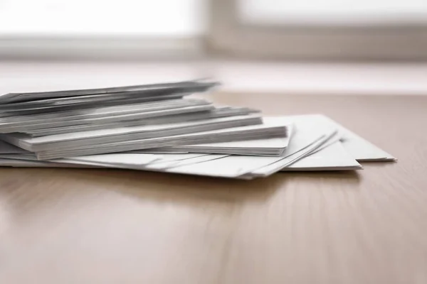 Muitos Envelopes Papel Mesa — Fotografia de Stock
