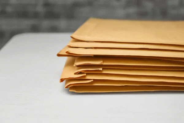 Muitas Parcelas Envelopes Mesa Close — Fotografia de Stock