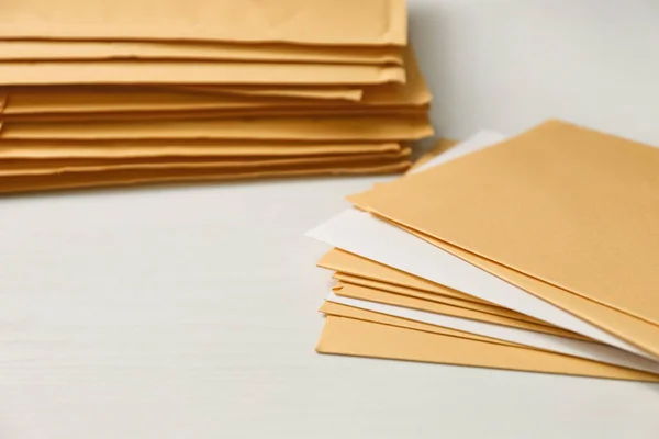 Muitas Parcelas Envelopes Mesa — Fotografia de Stock