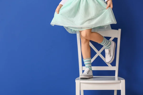 Küçük Kız Renkli Arka Planda Sandalyede Duruyor — Stok fotoğraf