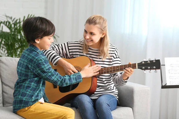 Professor Privado Música Dando Aulas Guitarra Para Menino Casa — Fotografia de Stock