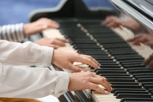 Privat Musiklärare Ger Pianolektioner Till Liten Pojke Närbild — Stockfoto