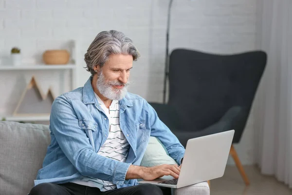 Stijlvolle Oudere Man Met Laptop Thuis — Stockfoto