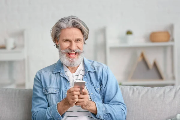 Gelukkige Oudere Man Met Mobiele Telefoon Thuis — Stockfoto