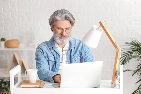 Homme Âgé Élégant Avec Ordinateur Portable Travaillant Dans Bureau — Photo