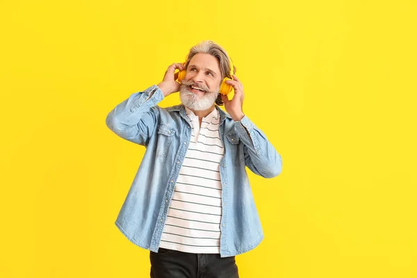 Happy Elderly Man Listening Music Color Background — Stock Photo, Image