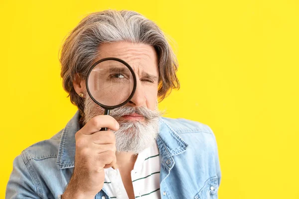 Grappige Oudere Man Met Vergrootglas Kleur Achtergrond — Stockfoto