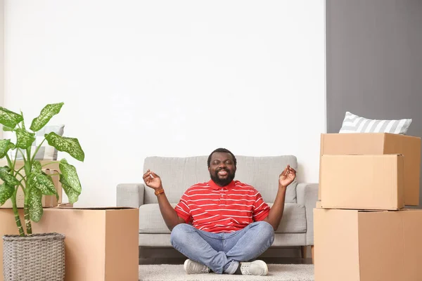 Meditující Afroameričan Stěhovacími Krabicemi Novém Domově — Stock fotografie
