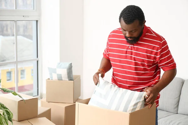 Афроамериканець Розпаковує Коробку Переїзду Своєму Новому Домі — стокове фото