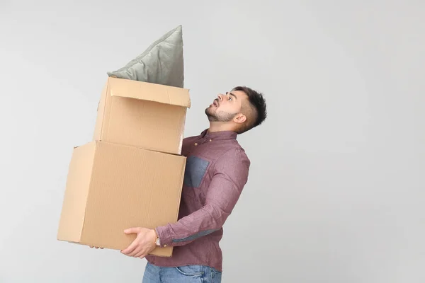 Problémový Muž Pohyblivými Boxy Světlém Pozadí — Stock fotografie
