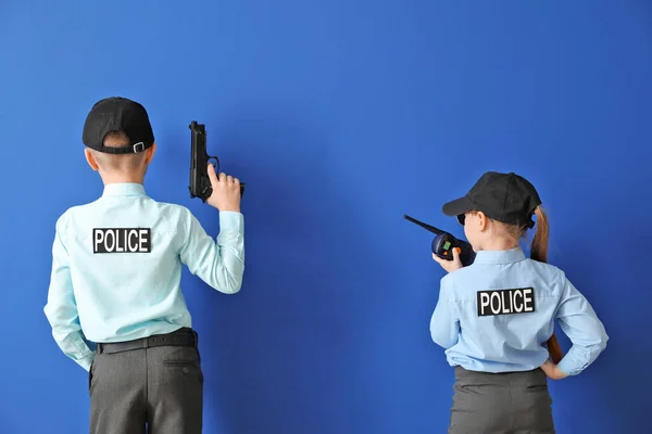 Carino Piccoli Agenti Polizia Sfondo Colore Vista Posteriore — Foto Stock