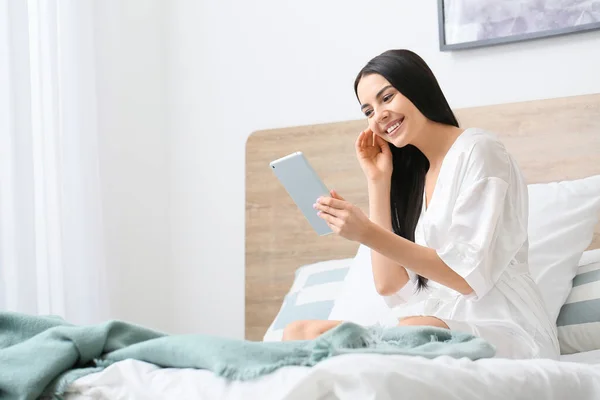 Ráno Krásné Mladé Ženy Počítačem Tablet Ložnici — Stock fotografie