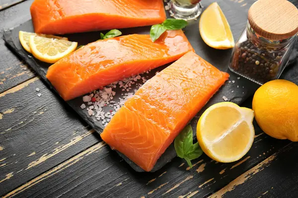 Mentah Salmon Fillet Dengan Rempah Rempah Dan Lemon Atas Meja — Stok Foto