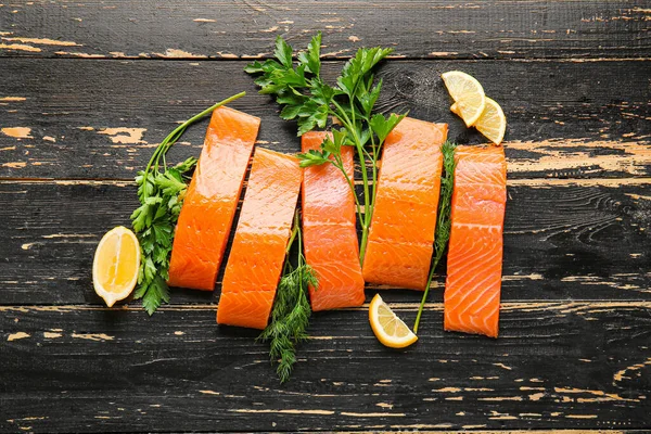 Fillet Salmon Mentah Dengan Herbal Dan Lemon Atas Meja — Stok Foto