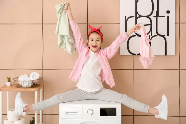 Gelukkig Kleine Huisvrouw Zitten Wasmachine Wasruimte — Stockfoto