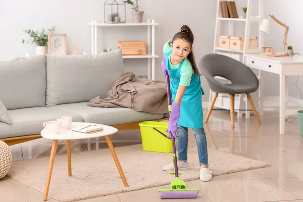 Kleine Huisvrouw Schoonmaken Vloer Thuis — Stockfoto