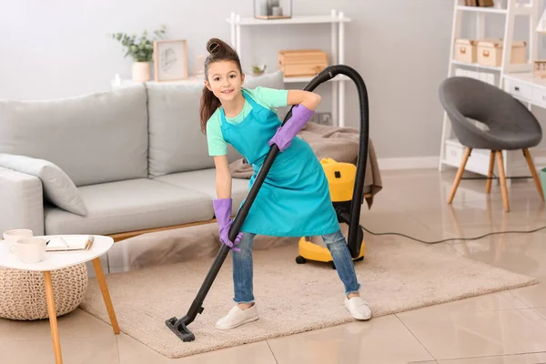 Kleine Hausfrau Putzt Fußboden Hause — Stockfoto