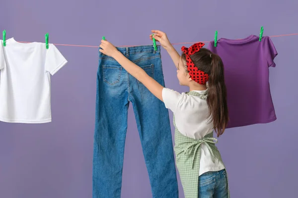 Kleine Huisvrouw Met Wasgoed Kleur Achtergrond — Stockfoto