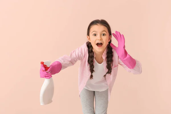 Verrast Kleine Huisvrouw Met Fles Wasmiddel Kleur Achtergrond — Stockfoto