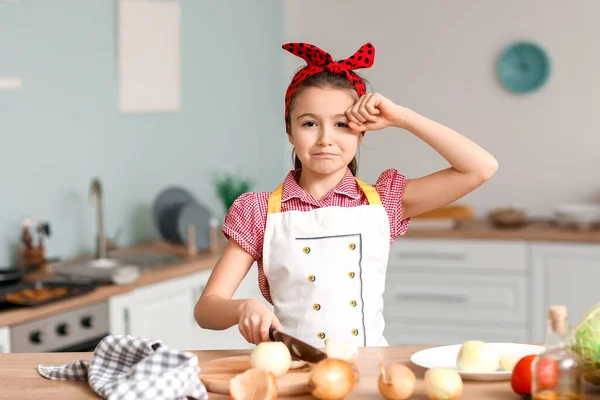 Crying Little Housewife Cutting Fresh Onion Kitchen — Stock Photo, Image