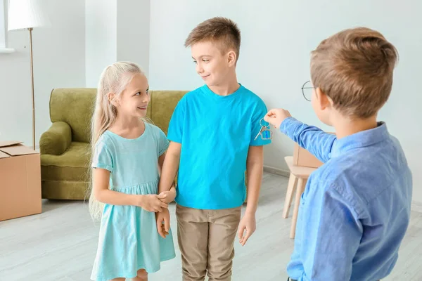 Pequena Propriedade Dando Uma Chave Casa Nova Para Clientes Dentro — Fotografia de Stock