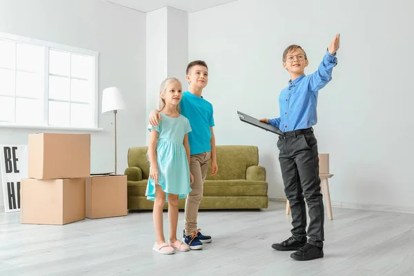 Pequeño Agente Bienes Raíces Mostrando Los Clientes Una Nueva Casa —  Fotos de Stock