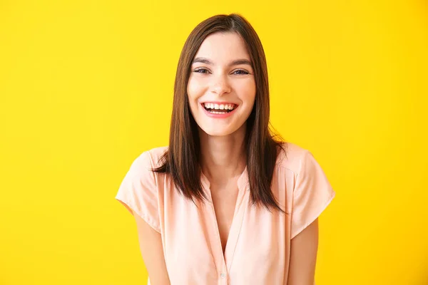 Porträt Der Schönen Jungen Frau Auf Farbigem Hintergrund — Stockfoto