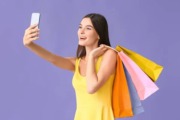 Mooie Jonge Vrouw Met Boodschappentassen Nemen Selfie Kleur Achtergrond — Stockfoto