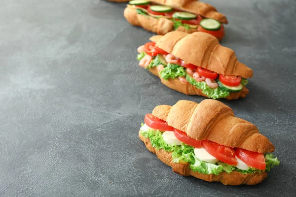 Lekkere Croissant Sandwiches Donkere Achtergrond — Stockfoto