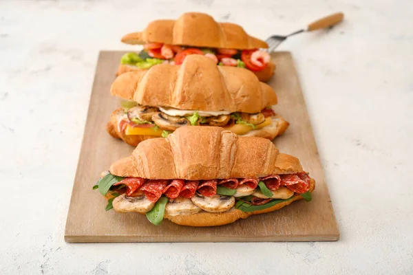 Lekkere Croissants Broodjes Tafel — Stockfoto