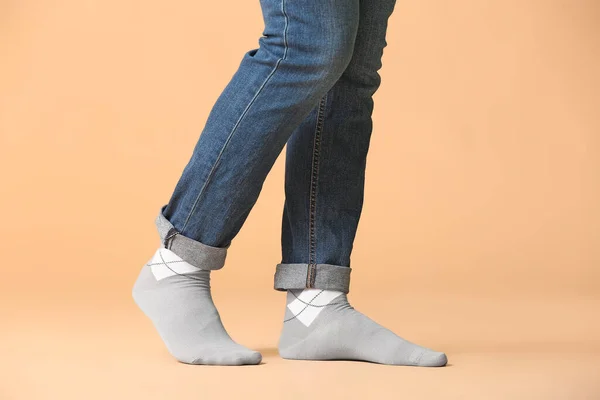 Pernas Masculinas Meias Jeans Fundo Cor — Fotografia de Stock