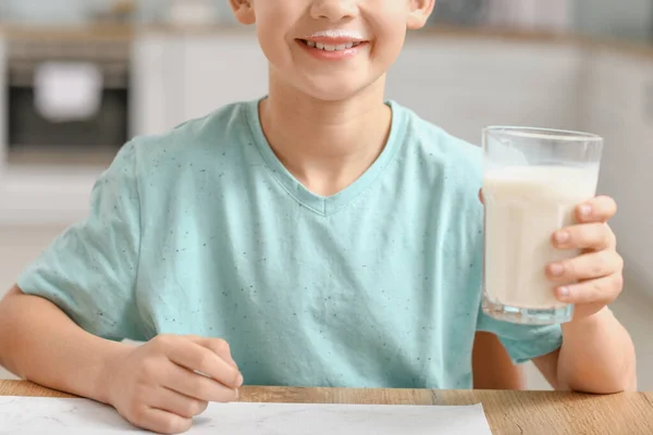 Kleiner Junge Trinkt Milch Küche — Stockfoto