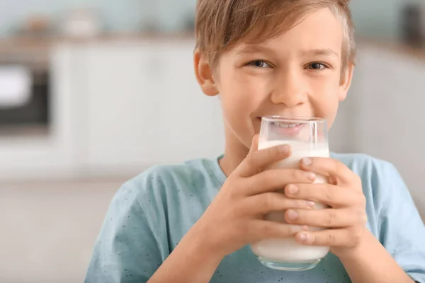 Kleiner Junge Mit Milch Der Küche — Stockfoto