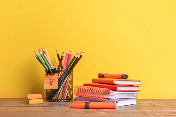 Conjunto Útiles Escolares Mesa Contra Fondo Color — Foto de Stock