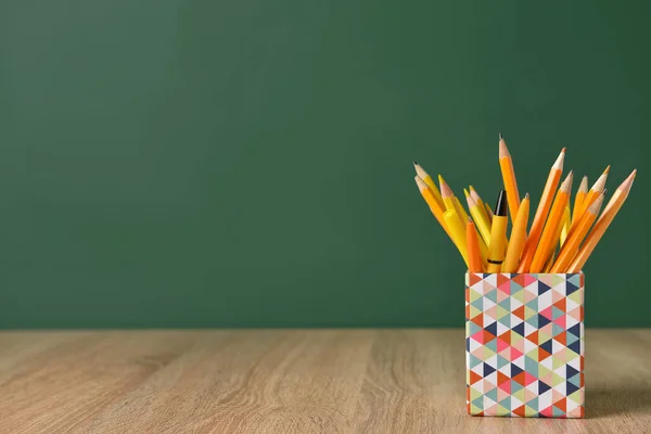 Ceruzák Tollak Asztalon Iskola Táblája Mellett — Stock Fotó