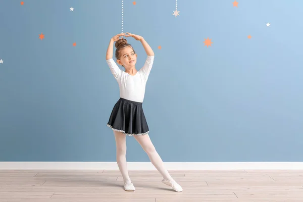 Niedliche Kleine Ballerina Der Nähe Der Farbwand — Stockfoto