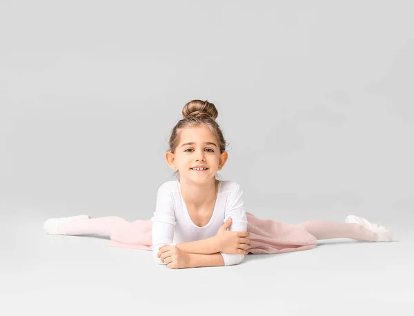 Niedliche Kleine Ballerina Auf Hellem Hintergrund — Stockfoto